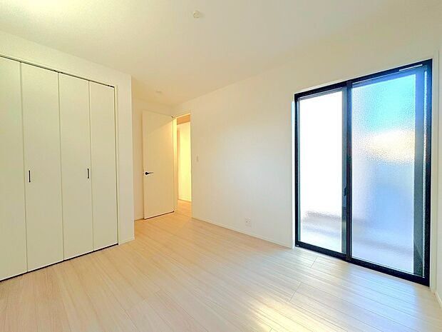 朝は自然光が差し込みスッキリと目覚めそうです。