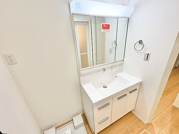 玄関のそばに洗面室を設けました。帰宅後すぐに手洗いできます。