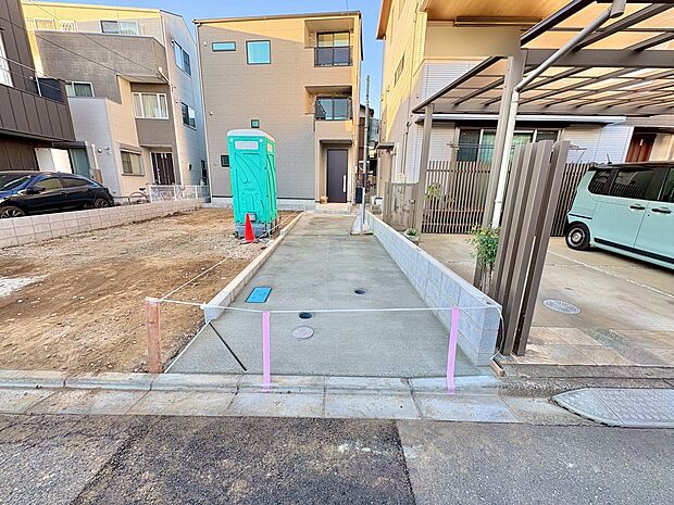 右奥が当物件。ゆったりとしたカースペースです。(令和7年12月 撮影)