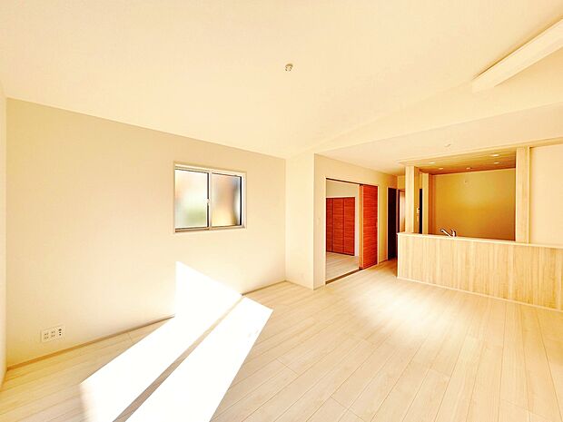 17帖のLDKは明るく開放的な勾配天井を採用しました。