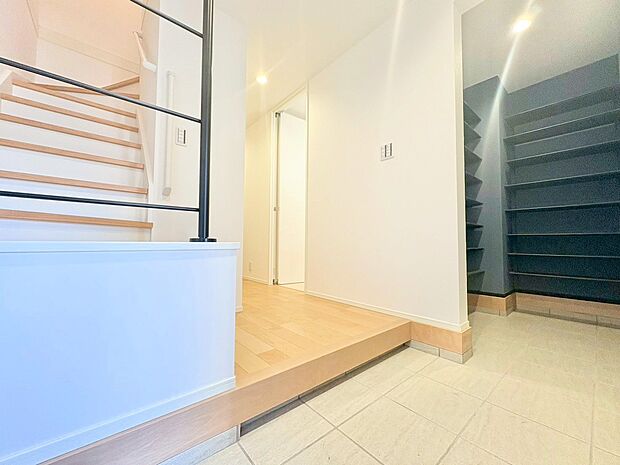 玄関ドアを開けた瞬間、その煌びやかさに感動する空間に出会う。