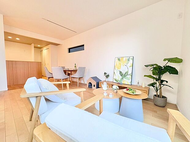 床暖房を完備した広々LDK。忙しい朝でも家族が顔を会わせ、会話が弾みます。※現況物件写真にCG画像処理済み