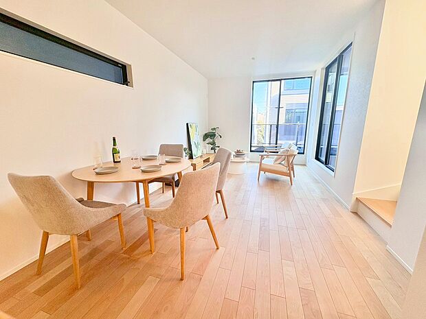 採光通風を確保した心地よいリビング空間を2階に設けました。※現況物件写真にCG画像処理済み