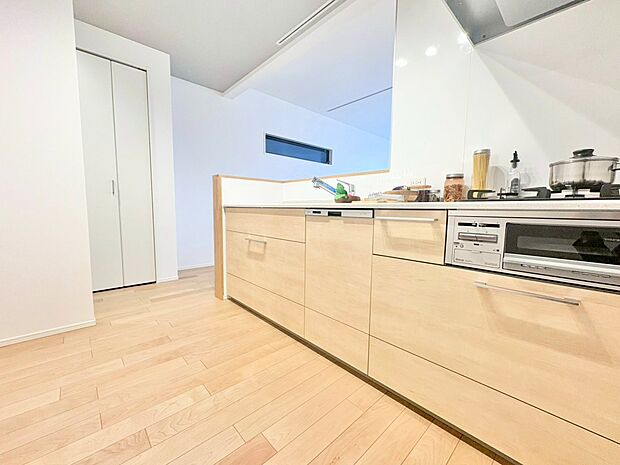 ビルトイン食洗機で作業スペースがすっきりし、広々とお料理できます。