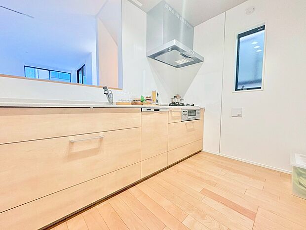 収納も多く大きな鍋やフライパン、調味料などスッキリ片付きます。