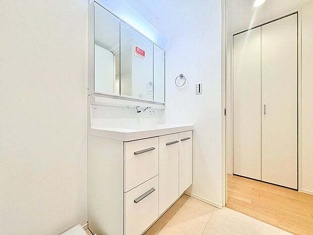 玄関のそばに洗面室を設けました。帰宅後すぐに手洗いできます。