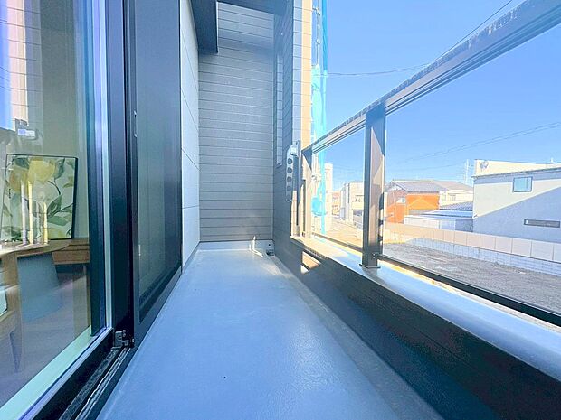 バルコニーに出た時、頬をなでる優しい風を感じます。