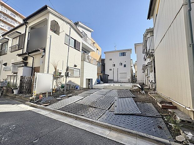 教育施設や買い物施設が揃う暮らしやすい住環境です。(令和7年11月 撮影)