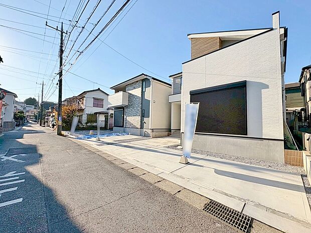 室内には豊かな陽光が注ぎ込み、爽やかな住空間を演出。