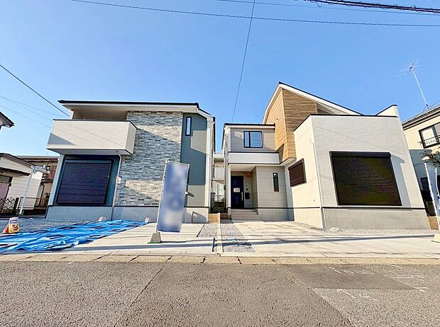 ゆったりとしたカースペースに並列で3台駐車可能です。