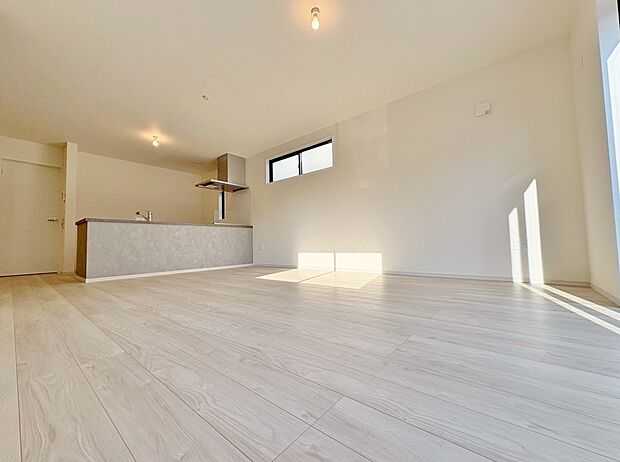 玄関ホールの先は帰宅した家族を笑顔で迎えるリビング。