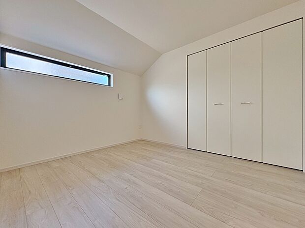 近隣との視線を考え、配慮された窓位置。