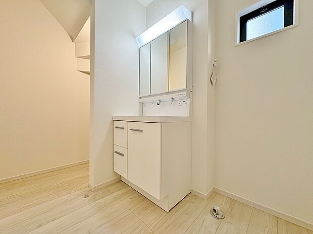キッチンのそばに設けた洗面室。家事のしやすい広々設計です。