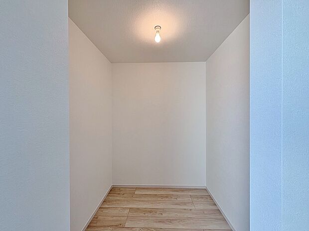 奥行のある収納スペースを確保しました。