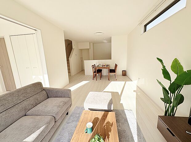 開放的なリビングは心地よい光と風に満ち溢れ家族が自然と集まる場所へ。