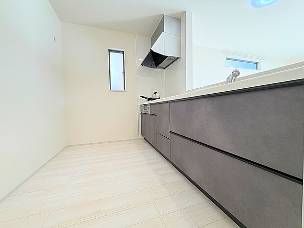 収納も多く、大きな鍋やフライパン、調味料などもスッキリ片付きます。