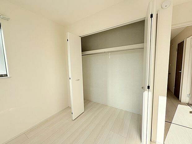 奥行きのあるクローゼットを採用しました。