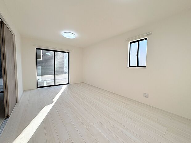 玄関ホールの先は帰宅した家族を笑顔で迎えるリビング。