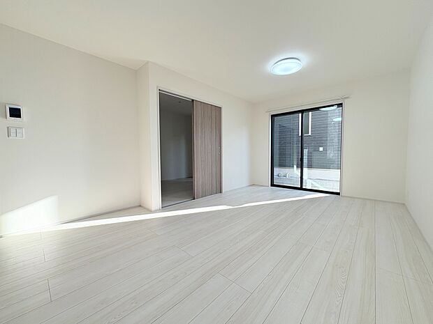 室内には豊かな陽光が注ぎ込み、爽やかな住空間を演出。