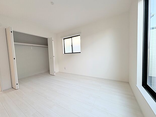 バルコニーに面した7帖の主寝室です。