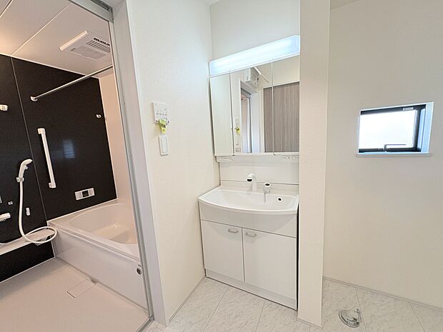 湿気がこもりやすい洗面所も窓があり換気がしっかり行えます。