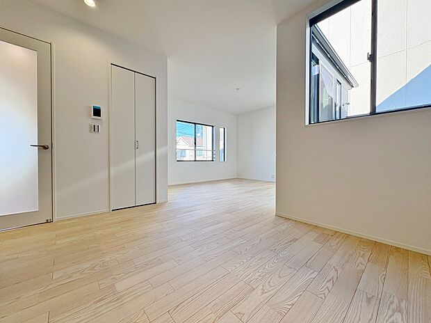 バルコニーに面した開放感のある空間。