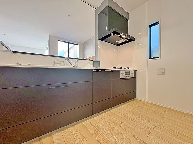 食洗機付きのシステムキッチンは使いやすくお手入れもラクラク。