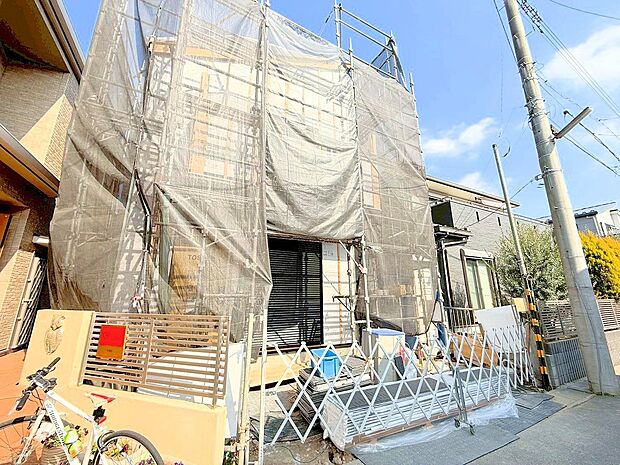 スーパーやドラッグストアなど、買い物便利な住環境。(令和8年2月 撮影)