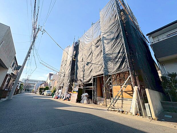 雨や風、雪などから車を守ってくれるビルトインガレージを採用。(令和7年11月 撮影)