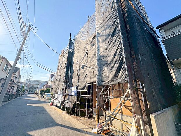 小学校まで徒歩4分でお子様の通学も安心です。(令和7年11月 撮影)