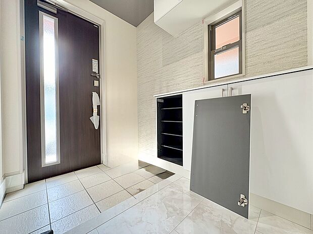 季飾のお花やグリーンを飾ってマイホームを創り上げてください。