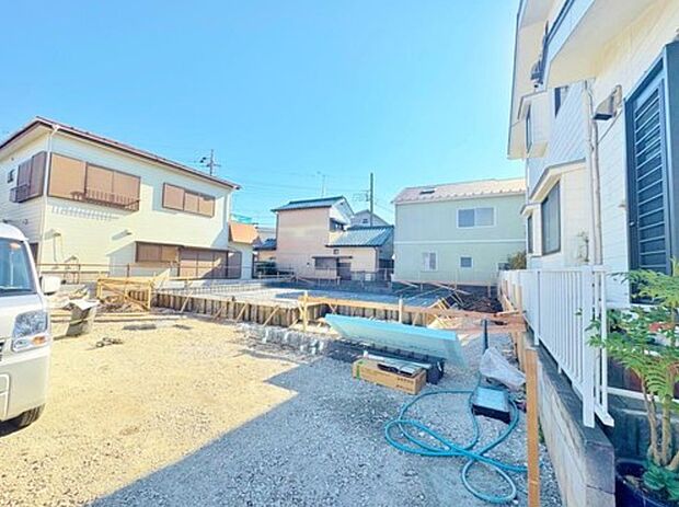 静かな住宅街に立地しており、車通りもすくないエリアです。（令和7年11月 撮影）