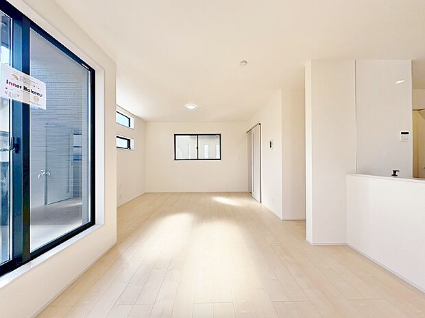 室内には豊かな陽光が注ぎ込み、爽やかな住空間を演出。