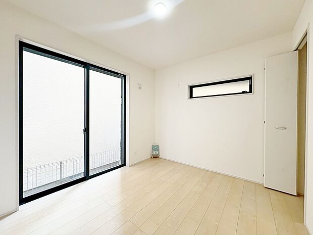 1階には居室としても利用できるストレージルーム付き。