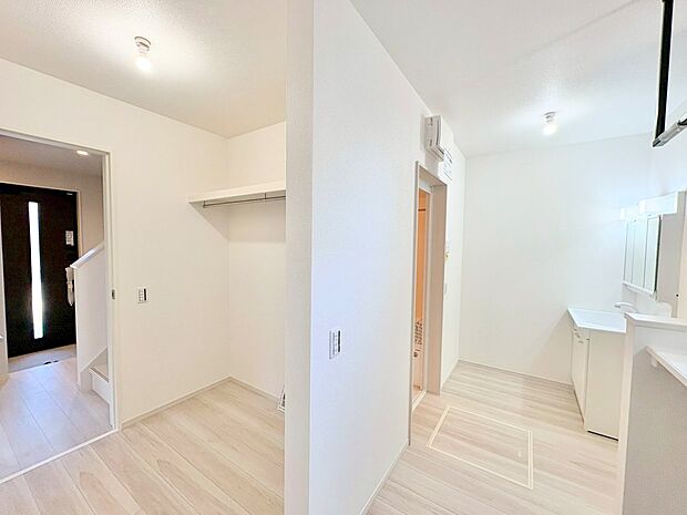 帰宅後すぐの手洗いも習慣化できる水廻り動線。