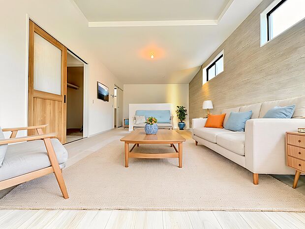 17帖のLDKはアクセントクロスでお洒落な空間にこだわりました。※現況写真にCGによる画像処理済。