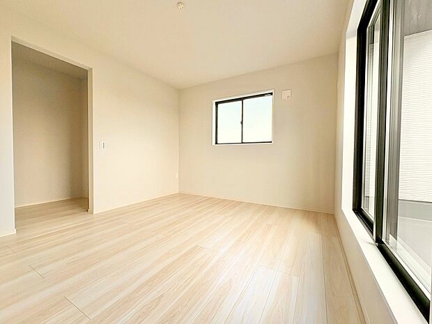 日々の疲れを癒すシンプルながらも洗練されたベッドルーム。