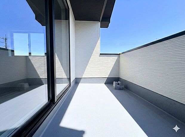 心地よい陽光や風を感じられるバルコニーを確保しました。