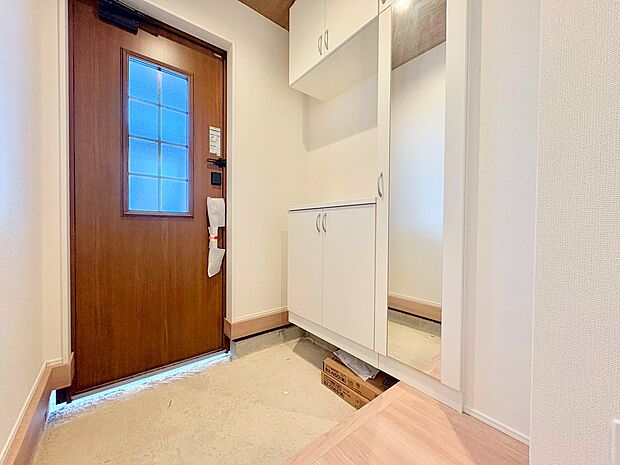 素材感のある清楚な玄関は住まいを彩ります。(令和8年1月 撮影)