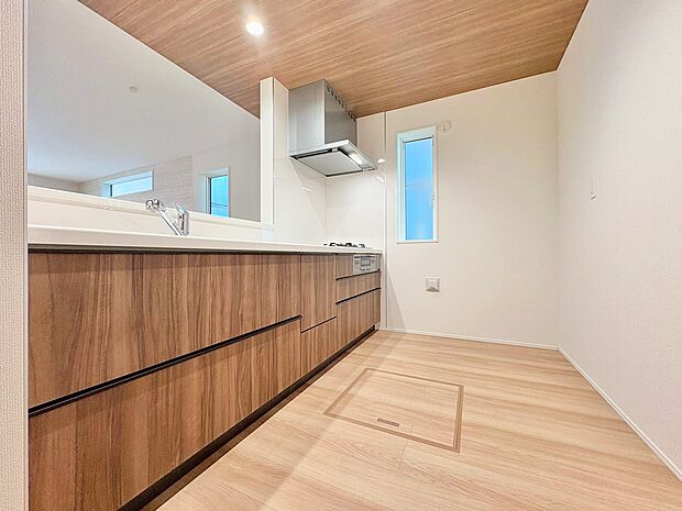 ナチュラルな木目が美しい、お洒落なキッチン。