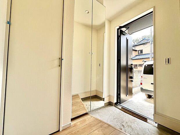 明るく開放感のある玄関ホール。収納も多くすっきりご利用できます。