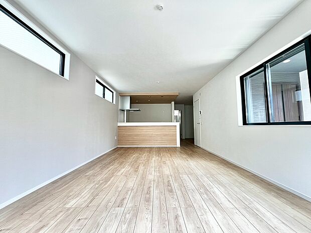 採光・通風を確保した心地良いリビング空間。