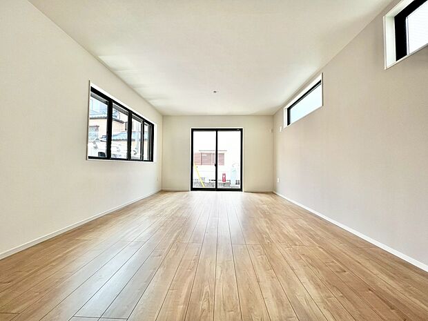 採光に富んだ設計で、家族が集まる明るいリビング空間。