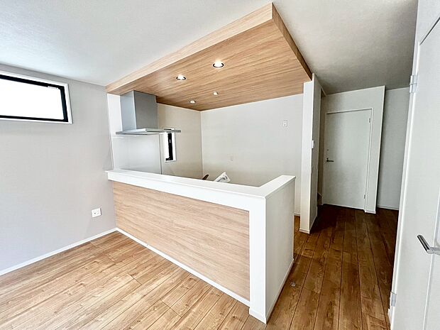 落ち着きのあるカラーで統一された清潔感と気品溢れるキッチン