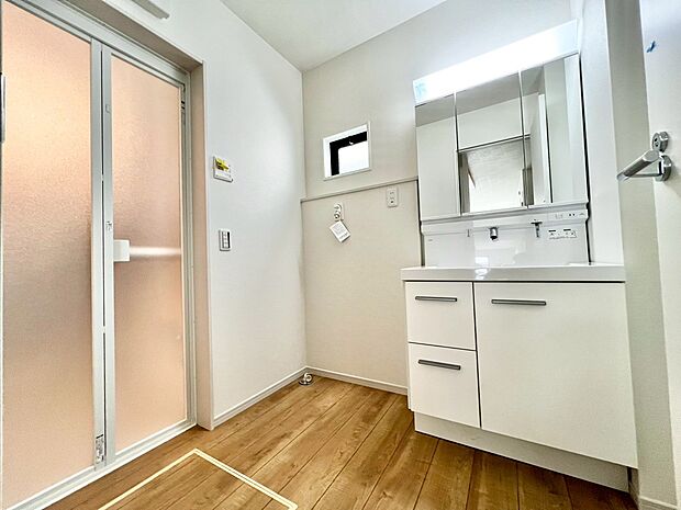 明るく清潔感溢れるサニタリースペース。毎日使う場所だからこそ快適な空間となっております。