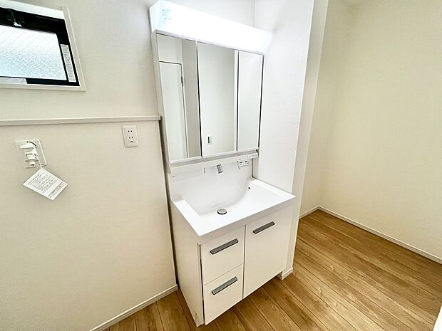 お手入れしやすい清潔感のある洗面台で気持ちよく身支度できます。