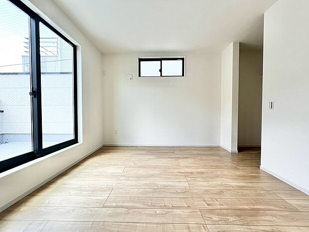 主寝室広々8.5帖。バルコニーに面した開放感のある空間です。