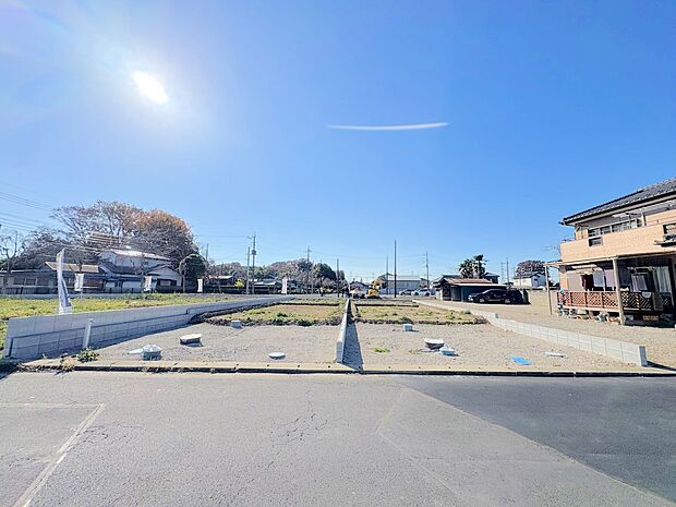 右が当物件。18帖のLDKは三方向に窓を設け、通風と採光を確保しました。(令和7年11月 撮影)