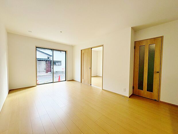 続き間の扉を開放することで広さを感じられます。