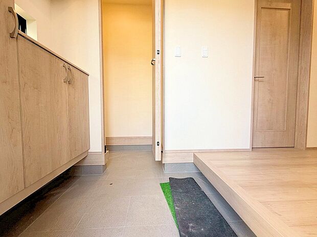 玄関回りには靴以外にも置きたい物はたくさんありますよね。